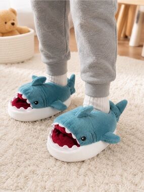 Cat & Jack Toddler Bruce Shark Loafer Slippers Size S(5/6)
